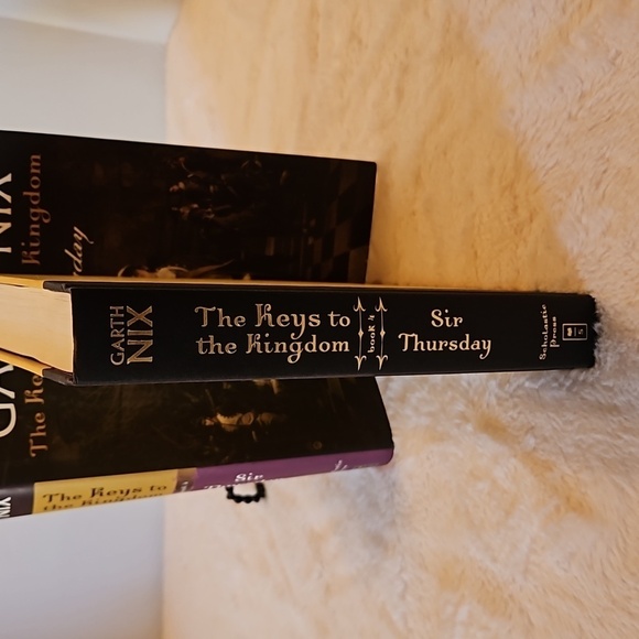 Garth Nix The Keys to the Kingdom Book 4. Sir Thursday Home Accent Cofffe table - Picture 15 of 15